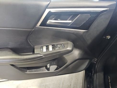 Used 2022 Mitsubishi Outlander SE image 11