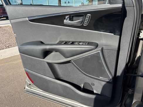 Used 2019 Kia Sorento SX w/ SX Touring Package FWD image 11