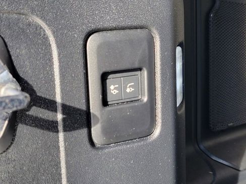 Used 2025 Land Rover Defender 110 S image 24