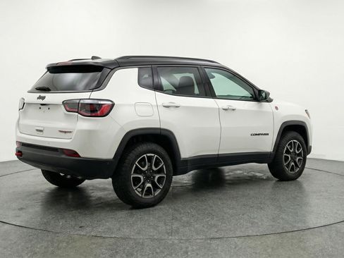 Used 2025 Jeep Compass Trailhawk AWD/4WD image 9