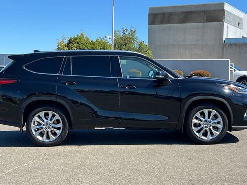 Used 2023 Toyota Highlander Limited AWD/4WD image 6