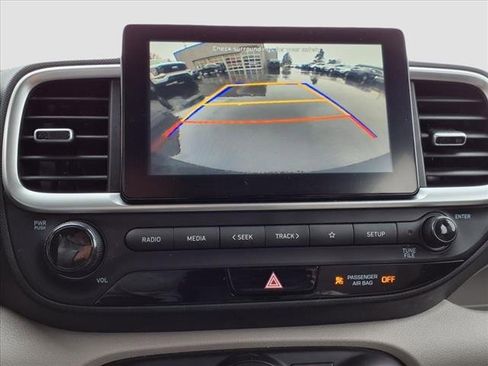 Used 2020 Hyundai Venue SEL image 16