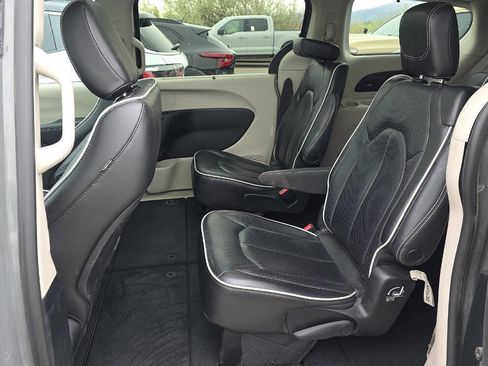 Used 2023 Chrysler Pacifica Limited FWD image 10