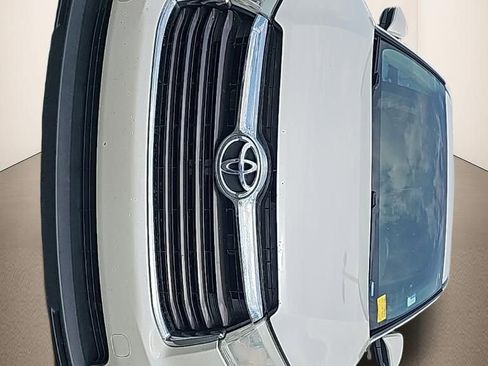 Used 2014 Toyota Highlander LE image 2