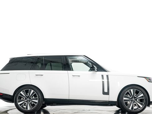 Used 2023 Land Rover Range Rover SE AWD/4WD image 2