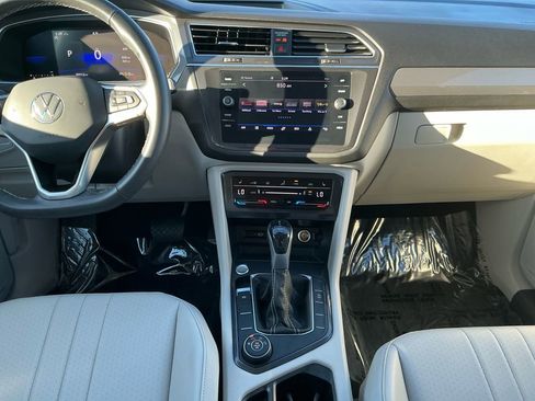 Used 2022 Volkswagen Tiguan SE w/ Panoramic Sunroof Package image 11