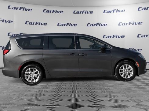 Used 2023 Chrysler Voyager LX image 7