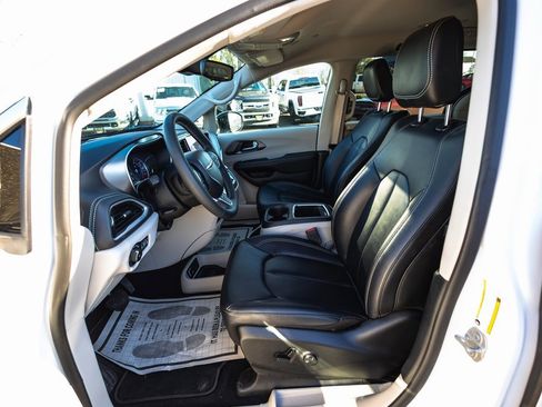 Used 2024 Chrysler Pacifica Select image 19