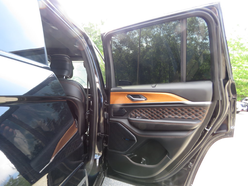 Used 2023 Jeep Grand Cherokee Summit AWD/4WD image 15