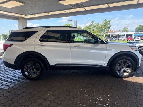 Used 2024 Ford Explorer XLT w/ Equipment Group 202A AWD/4WD image 5