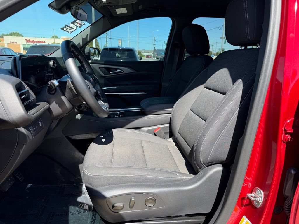 Used 2025 Chevrolet Traverse LT FWD image 11