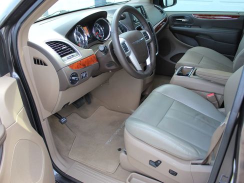 Used 2016 Chrysler Town & Country Touring w/ Driver Convenience Group image 11