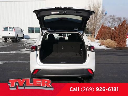Used 2023 Toyota Highlander LE image 17