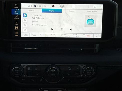 Used 2025 Jeep Gladiator Sport image 13