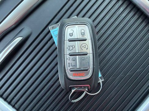 Used 2023 Chrysler Pacifica Touring-L FWD image 27