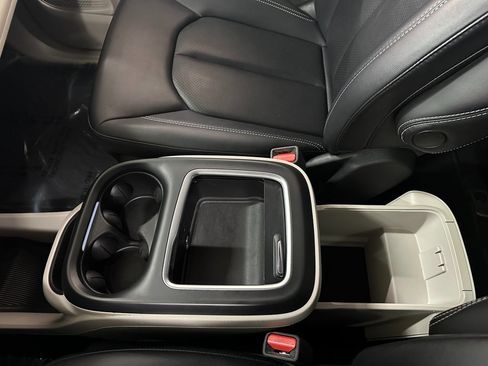 Certified 2024 Chrysler Pacifica Select image 32