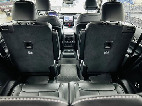 Used 2023 Jeep Grand Cherokee L Limited w/ Black Appearance Package image 32