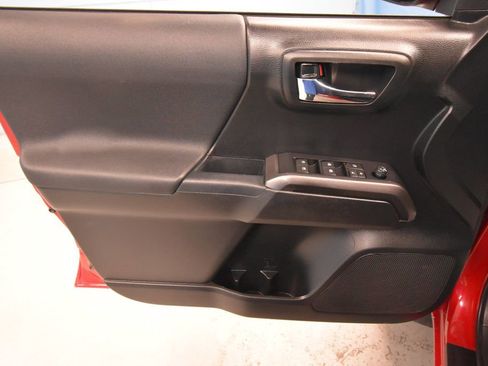Used 2019 Toyota Tacoma TRD Off-Road AWD/4WD image 4