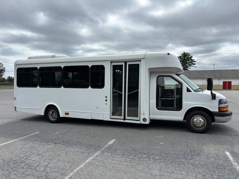 Used 2015 Chevrolet Express 4500 w/ Shuttle Bus Package RWD image 5