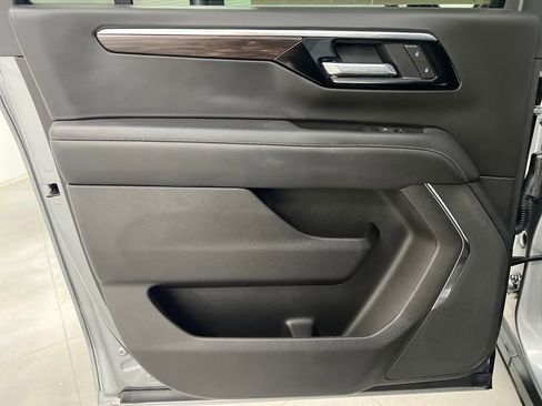 Used 2025 Chevrolet Suburban Z71 AWD/4WD image 15