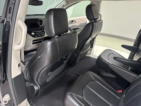 Used 2024 Chrysler Pacifica Touring-L FWD image 25