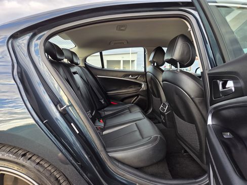 Used 2025 Genesis G70 2.5T image 16