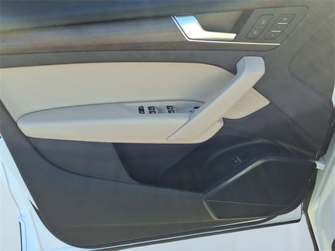 Used 2022 Audi Q5 2.0T Premium w/ Convenience Package image 11