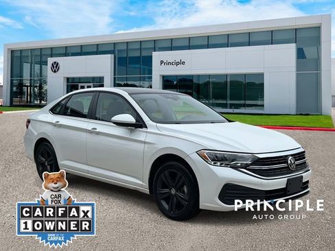 Used 2022 Volkswagen Jetta SE w/ Panoramic Sunroof Package image 4