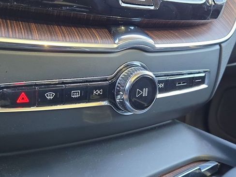 Used 2022 Volvo XC60 B5 Momentum w/ Climate Package AWD/4WD image 14