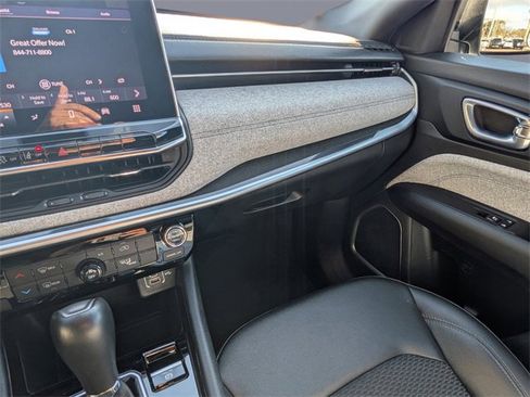 Used 2024 Jeep Compass Latitude image 18