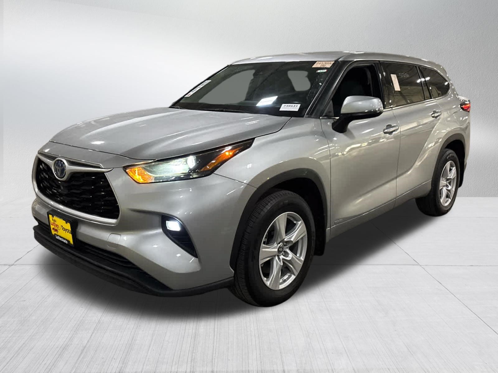 Used 2022 Toyota Highlander LE AWD/4WD image 3
