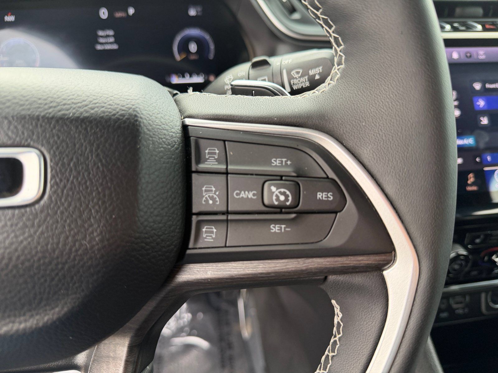 Used 2024 Jeep Grand Cherokee Limited AWD/4WD image 32