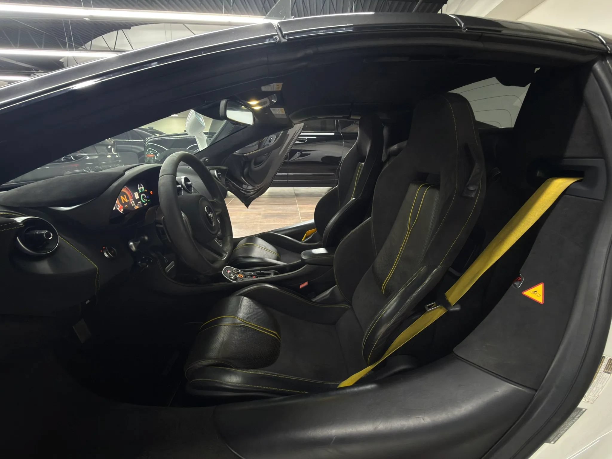 Used 2019 McLaren 570S Spider RWD image 17