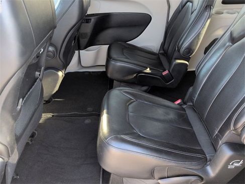 Certified 2023 Chrysler Pacifica Touring-L image 25