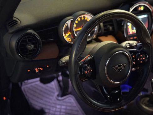 Used 2021 MINI Cooper 2-Door Hardtop w/ Signature Upholstery Package image 31