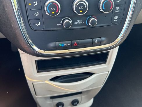 Used 2019 Dodge Grand Caravan SE w/ UConnect Hands-Free Group FWD image 13