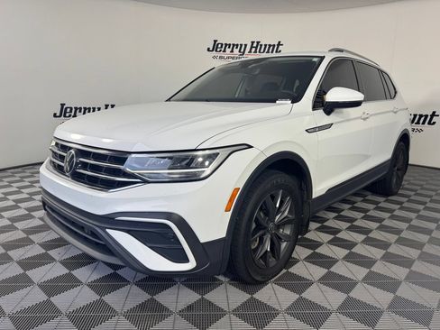 Used 2022 Volkswagen Tiguan SE FWD image 1