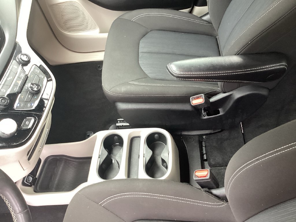 Used 2022 Chrysler Voyager LX FWD image 18