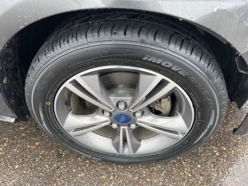 Used 2018 Ford Focus SE w/ SE Appearance Package image 23