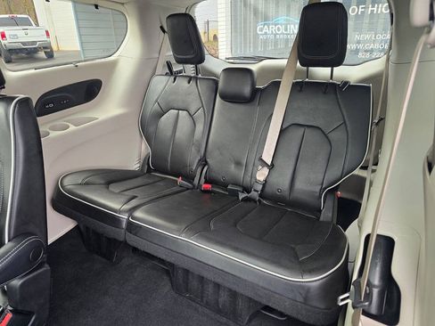Used 2022 Chrysler Pacifica Limited FWD image 17