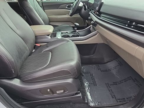 Used 2025 Kia Carnival EX FWD image 46