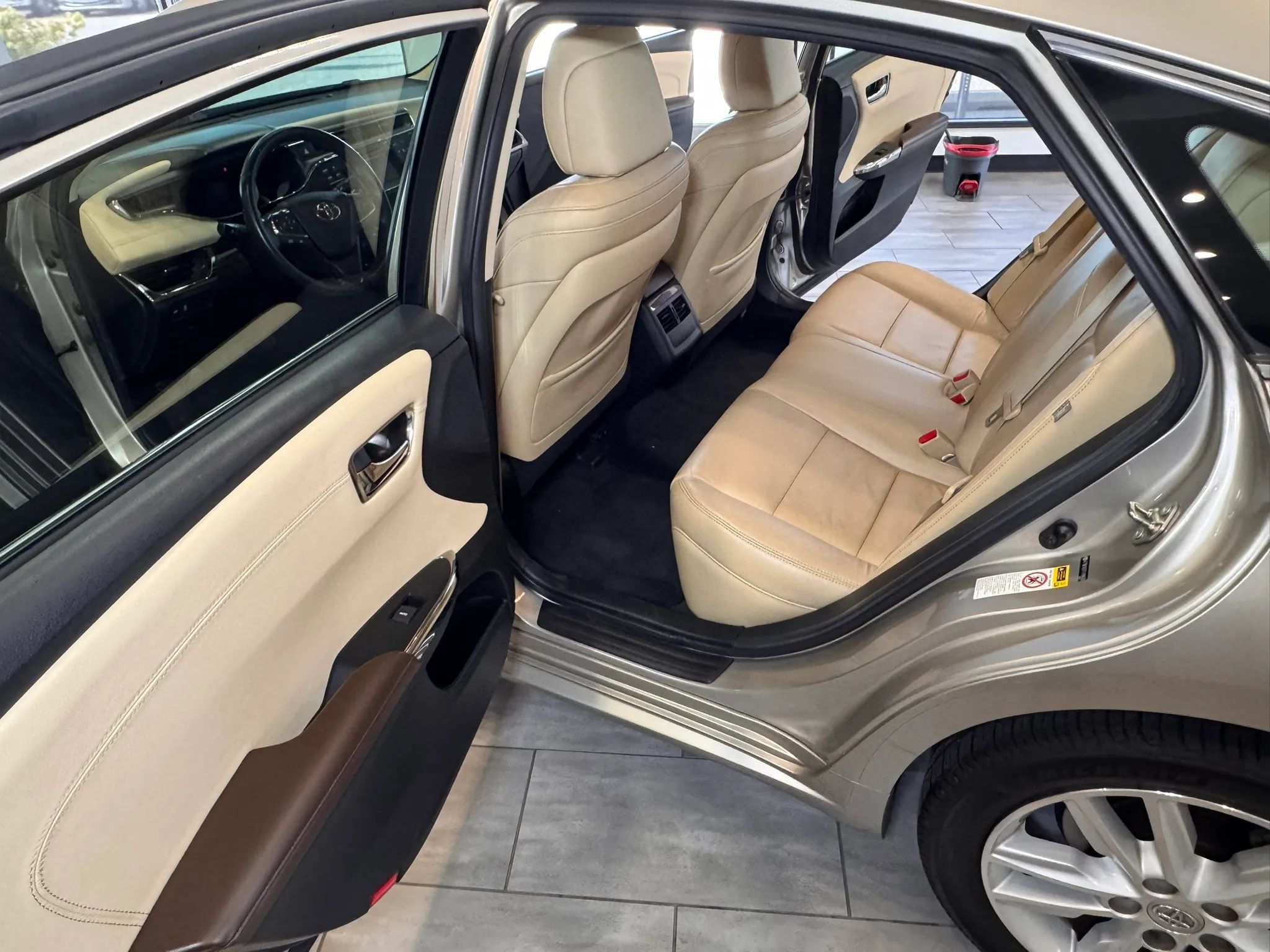Used 2015 Toyota Avalon XLE FWD image 29