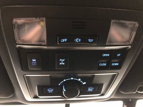 Used 2017 Toyota Tacoma TRD Off-Road AWD/4WD image 21