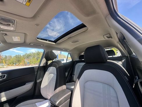 Used 2025 Hyundai Venue SEL FWD image 25