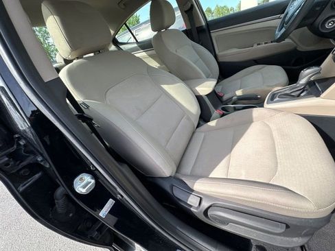 Used 2017 Hyundai Elantra SE image 16