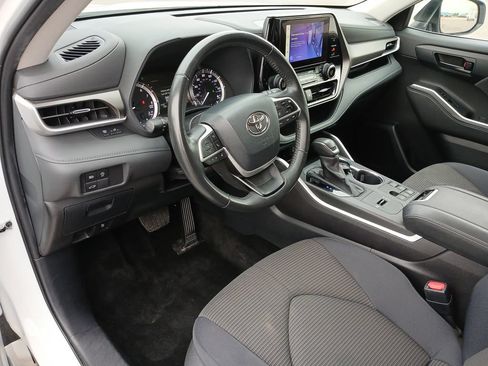 Used 2024 Toyota Highlander LE FWD image 10