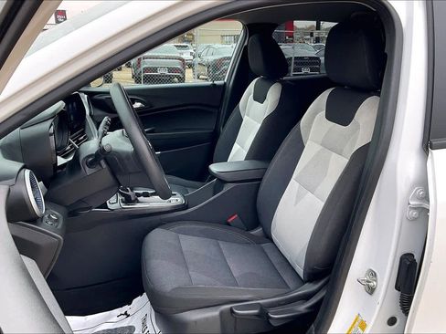 Used 2024 Chevrolet Trax LS w/ LS Convenience Package image 11