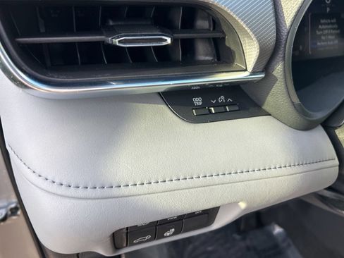 Used 2024 Toyota Highlander Platinum FWD image 40