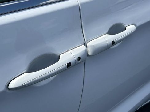Used 2024 Chrysler Pacifica Touring-L FWD image 16