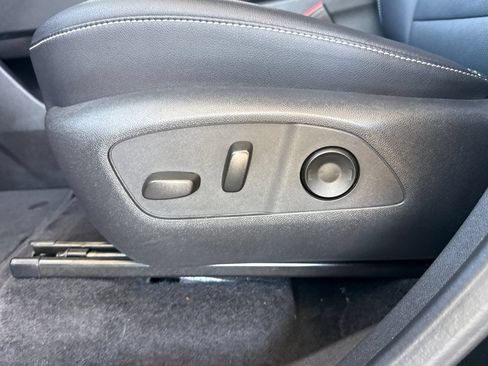 Used 2025 Chevrolet Traverse LT FWD image 19